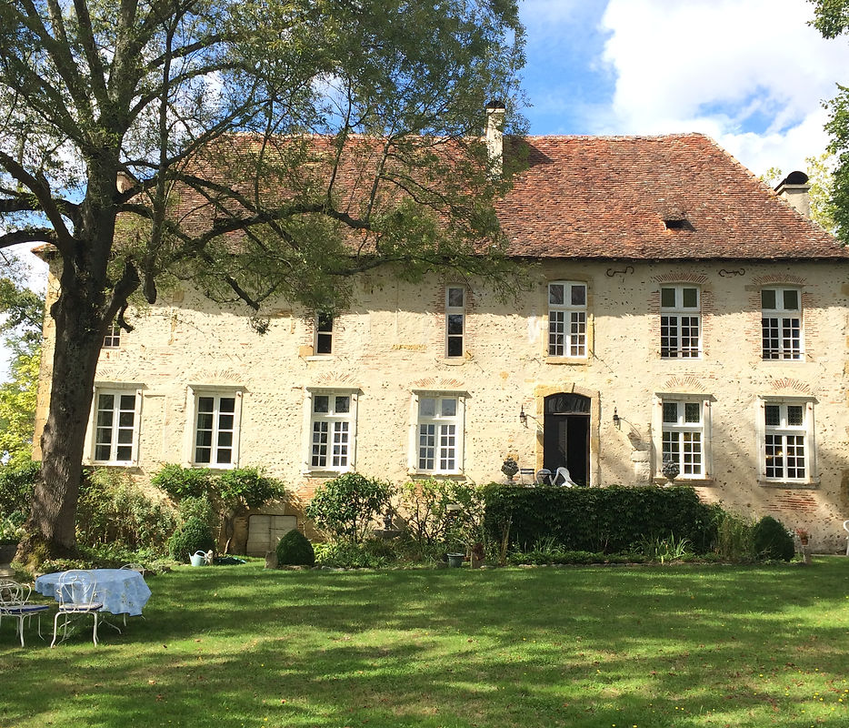 Façade et parc du château de Momas